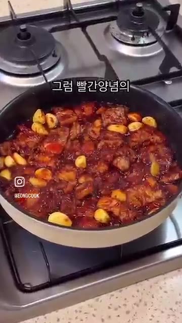 양념이 고기에 잘 배도록 2분 정도 더 볶아주면 고추장 삼겹살 완성… — 고추장 삼겹살 원팬 레시피