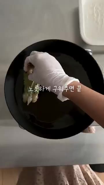 애호박 위에 새우를 올리고 함께 노릇하게 부쳐줍니다. — 새우에 이 조합 정말 맛있으니 꼭 해보세요💛