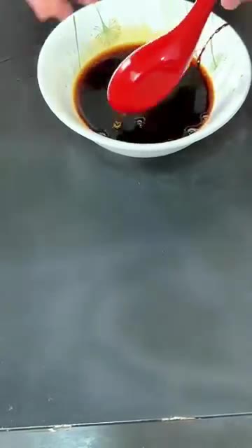 만든 소스를 팬에 붓고 끓여 걸쭉하게 졸여준다. — 밥 한 공기 뚝딱 비우는 단짠단짠 달걀 요리 꿀팁✨