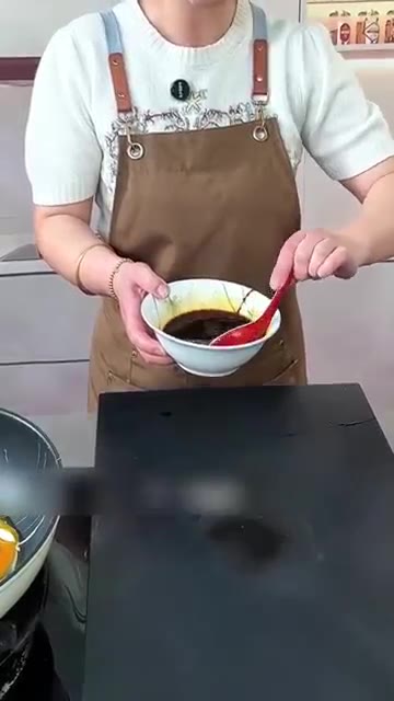 달걀이 양념을 충분히 머금도록 졸인 후 접시에 담는다. — 밥 한 공기 뚝딱 비우는 단짠단짠 달걀 요리 꿀팁✨