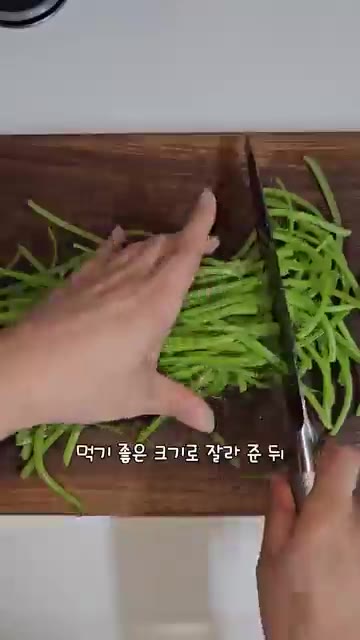 데친 고구마줄기를 찬물에 헹궈 물기를 제거합니다. — 밥도둑 고구마줄기 볶음 레시피