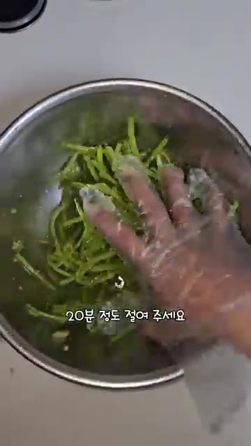 볼에 고구마줄기를 담고 다진 마늘 1큰술, 간장 1큰술, 참기름 1… — 밥도둑 고구마줄기 볶음 레시피