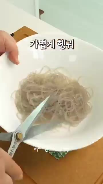 당면은 물에 담가 전자레인지에 5분간 익힌 후 찬물에 헹궈 가위로… — 2배는 더 간단한 메밀전병 레시피!