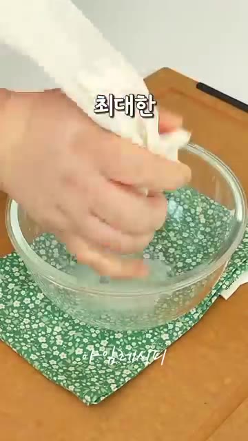 두부는 면포에 담아 물기를 최대한 제거하고, 김치와 대파는 잘게 썰… — 2배는 더 간단한 메밀전병 레시피!