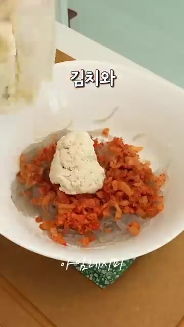볼에 당면, 으깬 두부, 김치, 대파를 넣고 다진 마늘, 고춧가루,… — 2배는 더 간단한 메밀전병 레시피!