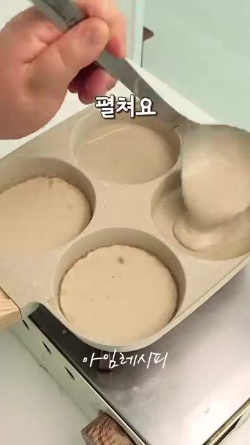 기름을 두른 팬에 메밀 반죽을 1/2 국자씩 부어 펴고, 그 위에… — 2배는 더 간단한 메밀전병 레시피!