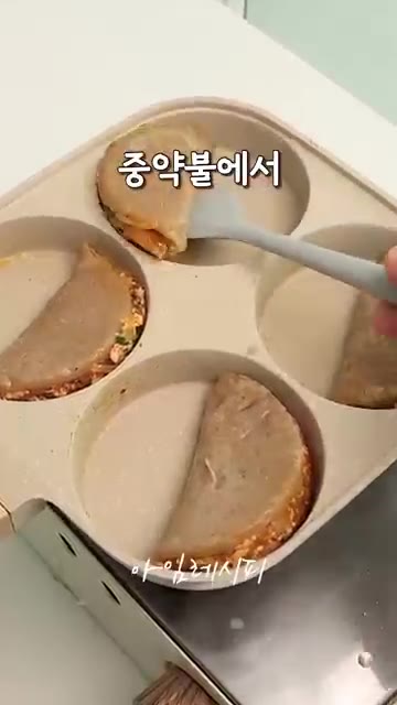 중약불에서 앞뒤로 노릇하게 구워주면 김치당면 메밀전병 완성이다. — 2배는 더 간단한 메밀전병 레시피!