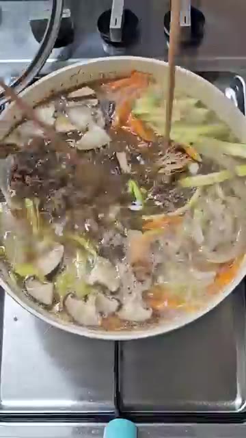 냄비에 재워둔 소고기와 준비한 채소를 보기 좋게 담습니다. — 남자들도 반하게 만드는 소불고기전골 레시피