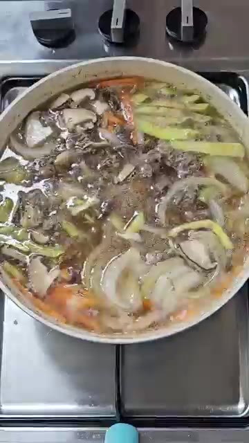 물을 붓고 끓입니다. — 남자들도 반하게 만드는 소불고기전골 레시피