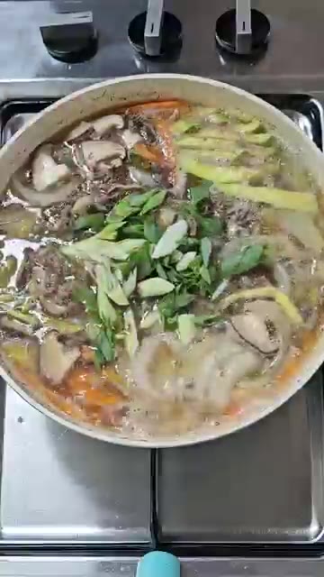 끓기 시작하면 고기가 뭉치지 않도록 젓가락으로 풀어줍니다. — 남자들도 반하게 만드는 소불고기전골 레시피