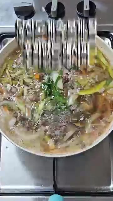 마지막으로 대파를 넣고 한소끔 더 끓여 완성합니다. — 남자들도 반하게 만드는 소불고기전골 레시피