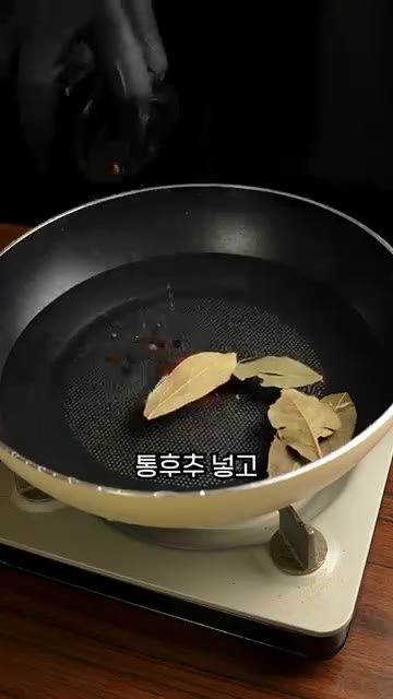 핏물을 뺀 등갈비를 2~3번 헹궈준 뒤, 끓는 물에 월계수 잎과 통… — 사먹지 마세요!!매운등갈비찜 레시피