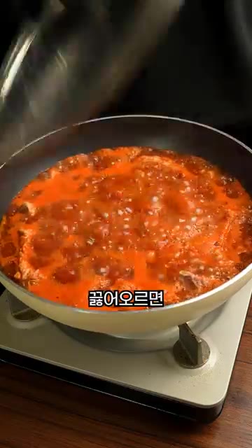 데친 등갈비를 냄비에 넣고 물 600ml와 양념장을 부어줍니다. 끓… — 사먹지 마세요!!매운등갈비찜 레시피
