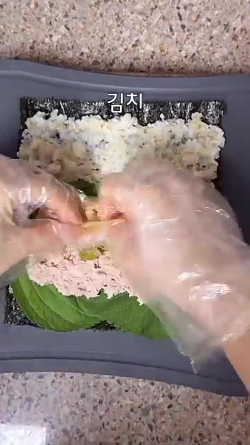 김 위에 밥을 깔고 깻잎 두 장을 올린 후 참치마요와 김치를 올린다… — 개운 깔끔 묵은지 참치김밥 레시피