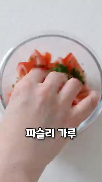 올리브 오일 3큰술과 맛간장(또는 발사믹 글레이즈) 1큰술을 넣고… — 3분 만에 완성하는 초간단 토마토 닭가슴살 수프