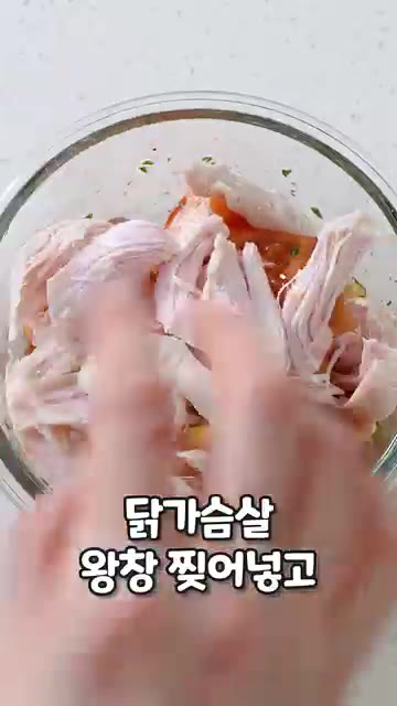 뚜껑을 살짝 덮어 전자레인지에 3분간 돌립니다. — 3분 만에 완성하는 초간단 토마토 닭가슴살 수프