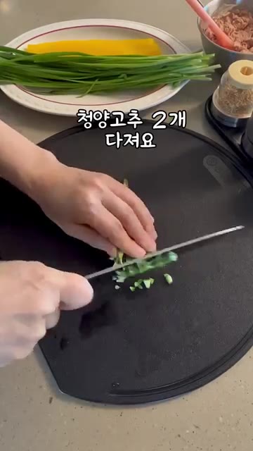 참치캔의 기름을 빼고 볼에 담은 후 마요네즈, 스리라차, 후추를 넣… — 먹어도 먹어도 질리지 않는 순삭김밥