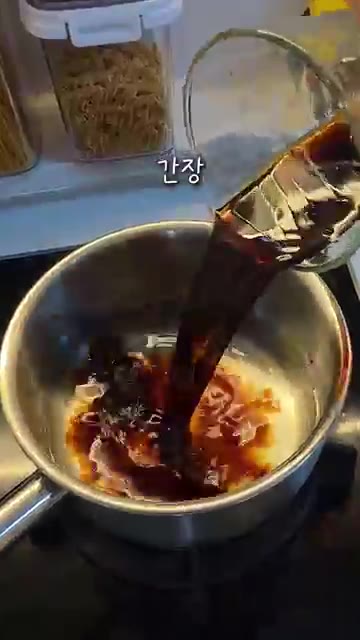 냄비에 물, 진간장, 맛술, 설탕, 다진 마늘을 넣고 끓여주세요. — 정말 쉬운 메추리알 장조림 레시피