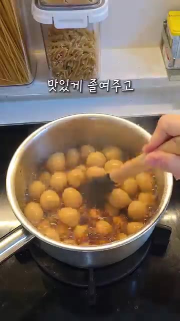 올리고당을 넣고 5분 더 졸여 윤기를 내주세요. — 정말 쉬운 메추리알 장조림 레시피