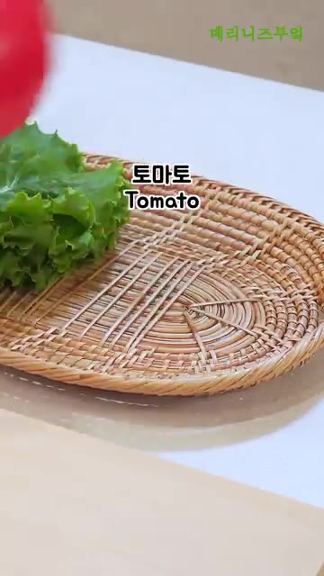 계란이 하얗게 익으면 불을 끄고 체다 치즈를 올려줍니다. — 햄버거 정말 간단해요🍔