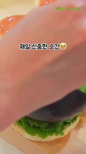 익힌 소고기와 계란, 치즈를 듬뿍 올리고 토마토 슬라이스를 얹은 뒤… — 햄버거 정말 간단해요🍔