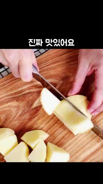 육수에 껍질을 벗겨 썰어둔 감자를 넣고 참치액 1스푼, 맛술 3스푼… — 닭다리 곰탕, 삼계탕보다 맛있어요