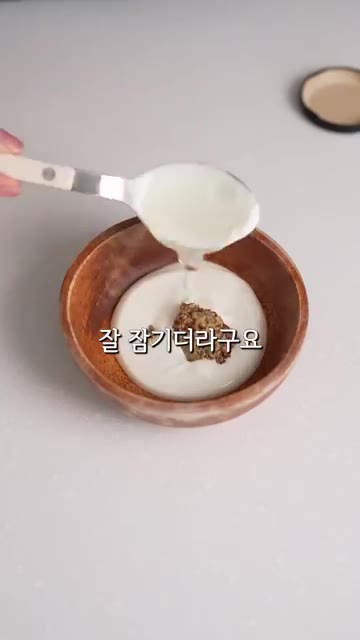 오이를 썰고, 양파를 썰고, 삶은 계란을 썰어 준비합니다. 볼에 오… — 몸이 가벼워지는 10분컷 아침 샐러드