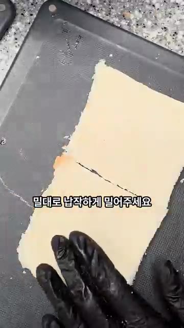 팬에 버터를 녹이고 썬 사과, 설탕을 넣고 볶아주세요. — 겉바속촉 초간단 식빵 애플파이 레시피
