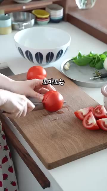 토마토의 씨를 제거하고 반으로 가른 뒤, 중간 씨 부분을 제거합니다. — 올 여름 토마토는 이렇게 드세요 🍅 #샌드위치레시피
