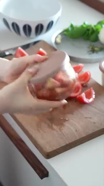 씨를 제거한 토마토를 1cm 크기로 썰어줍니다. — 올 여름 토마토는 이렇게 드세요 🍅 #샌드위치레시피
