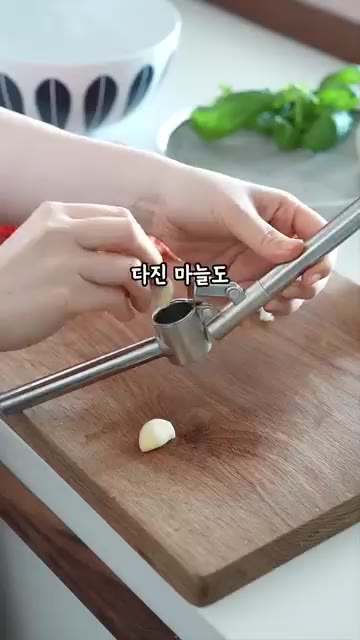 양파는 토마토보다 조금 더 작게 다져줍니다. — 올 여름 토마토는 이렇게 드세요 🍅 #샌드위치레시피