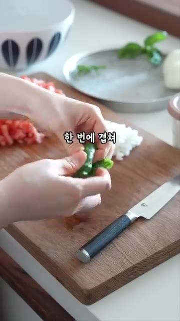 바질 잎을 따서 돌돌 만 다음 얇게 채 썰고, 한 번 더 작게 썰어… — 올 여름 토마토는 이렇게 드세요 🍅 #샌드위치레시피
