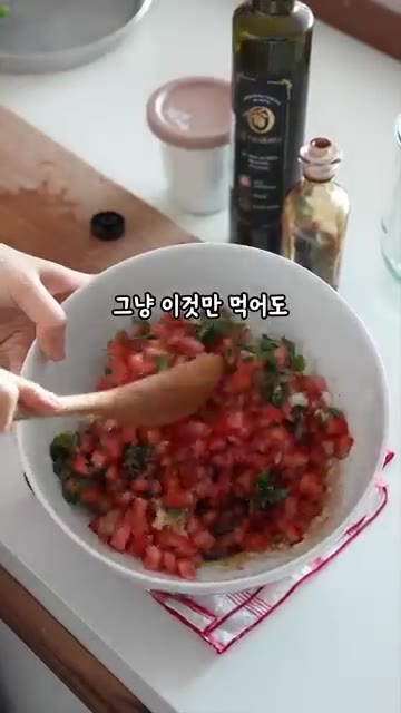 모든 재료를 잘 섞어줍니다. — 올 여름 토마토는 이렇게 드세요 🍅 #샌드위치레시피