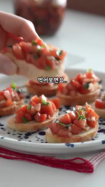 구운 바게트 위에 토마토 샐러드를 올려주면 맛있는 토마토 샌드위치… — 올 여름 토마토는 이렇게 드세요 🍅 #샌드위치레시피