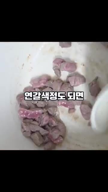 참기름을 두르고 소고기를 볶아주세요. 연갈색 정도 되면 간장 1큰술 — 5분 초간단 국물 요리 소고기 무국