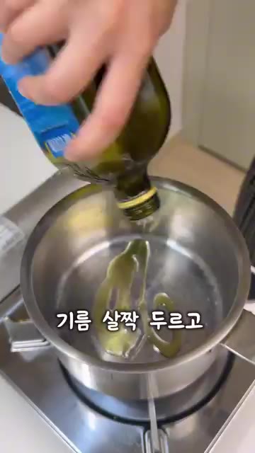 냄비에 기름을 살짝 두르고 차돌박이를 넣고 소금 한 꼬집 뿌려 볶는… — 차돌박이 된장찌개