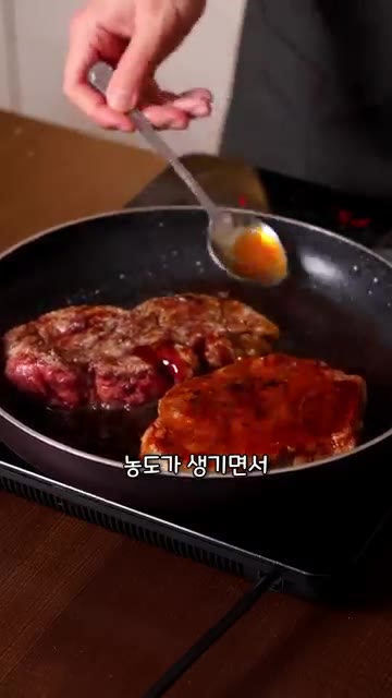 팬의 기름을 키친타월로 닦아내고 소고기를 다시 넣는다. 설탕, 간장… — 소고기로 돈테키를 만들면 맛있을까요?