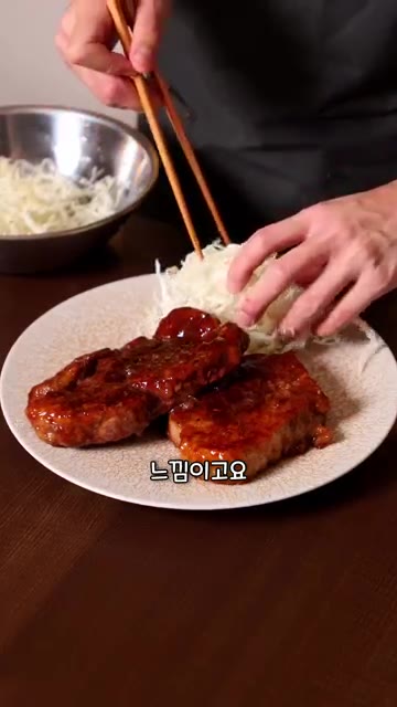 접시에 돈테키와 우테키를 담고 채 썬 양배추를 올린다. 참깨소스를… — 소고기로 돈테키를 만들면 맛있을까요?