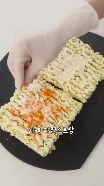 라면 스프와 설탕을 골고루 뿌려준다. — 맥주안주 1등 업그레이드 라면땅🥨