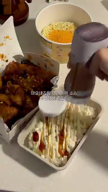 도시락 통에 밥을 담고 마요네즈와 데리야끼 소스를 뿌려준다. — 야근한 날 치밥 도시락