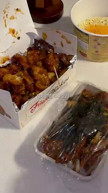 밥 위에 치킨을 올리고 김가루를 뿌려 도시락을 완성한다. — 야근한 날 치밥 도시락