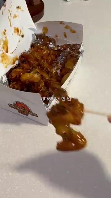 컵라면에 계란을 넣고 뜨거운 물을 부어 전자레인지에 돌려 익힌다. — 야근한 날 치밥 도시락