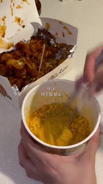 전자레인지에 돌린 컵라면을 잘 섞어준다. — 야근한 날 치밥 도시락