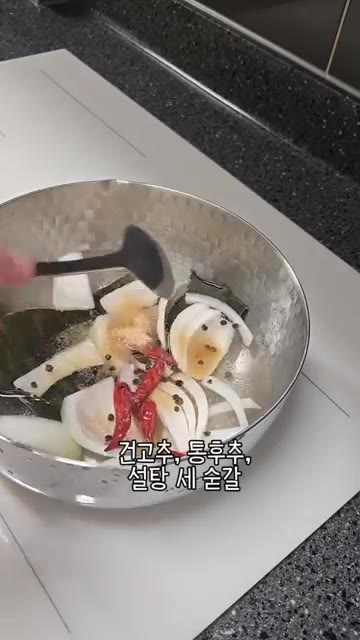 전복에 맛술을 넣고 섞어줍니다. 물이 끓으면 5분 쪄줍니다. 큰 전… — 우리 엄마 초간단 요리 꼬마전복장!