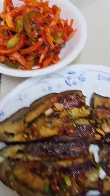 가지에 양념을 하여 굽는다. — 뼈없는 닭발, 닭다리살구이, 양념가지구이, 계란말이, 도라지오이무침, 솎음무김치, 마늘양파장아찌, 산초장아찌 집밥 한상