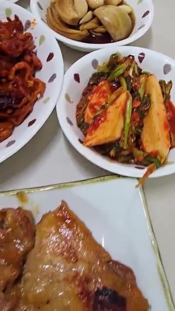계란말이를 두툼하게 만들어 썰어낸다. — 뼈없는 닭발, 닭다리살구이, 양념가지구이, 계란말이, 도라지오이무침, 솎음무김치, 마늘양파장아찌, 산초장아찌 집밥 한상