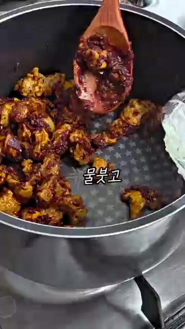 고기가 잘 볶아지면 물을 붓고 감자 1개를 넣어 팔팔 끓여주세요. — 초간단 고추장찌개