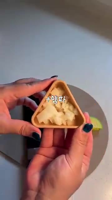 양파와 애호박을 잘게 다져줍니다. 두부는 물기를 꼭 짜줍니다. — 아기 두부스테이크 ㅣ 부드럽고 촉촉한 무염 유아식 반찬