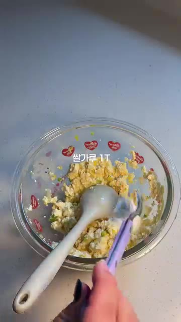 쌀가루 1T를 넣고 반죽을 잘 섞어줍니다. — 아기 두부스테이크 ㅣ 부드럽고 촉촉한 무염 유아식 반찬