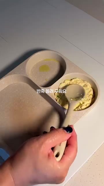 팬에 오일을 두르고 반죽을 동그랗게 올려 구워줍니다. — 아기 두부스테이크 ㅣ 부드럽고 촉촉한 무염 유아식 반찬